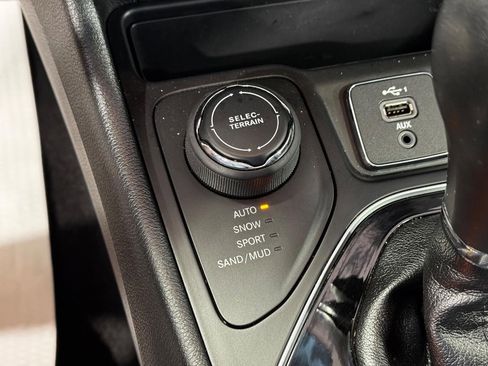 Used 2019 Jeep Cherokee Limited image 26