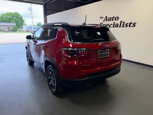 Used 2025 Jeep Compass Limited AWD/4WD image 4