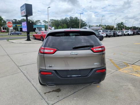 Used 2018 Jeep Cherokee Latitude AWD/4WD image 4