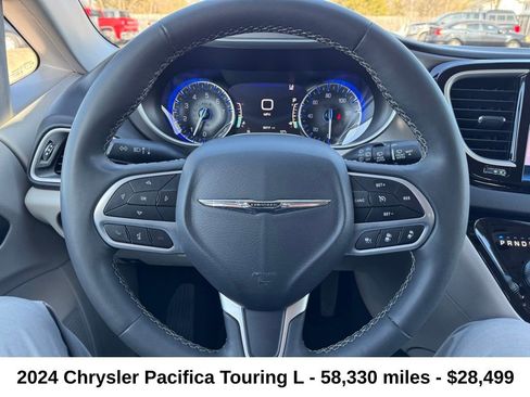 Used 2024 Chrysler Pacifica Touring-L image 11