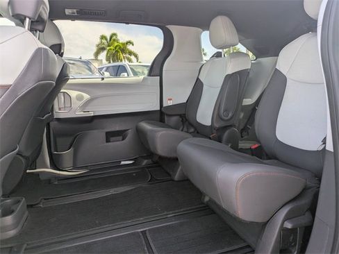 Used 2022 Toyota Sienna XSE image 18