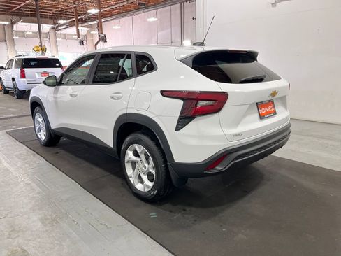 New 2026 Chevrolet Trax LS w/ LS Convenience Package FWD image 5