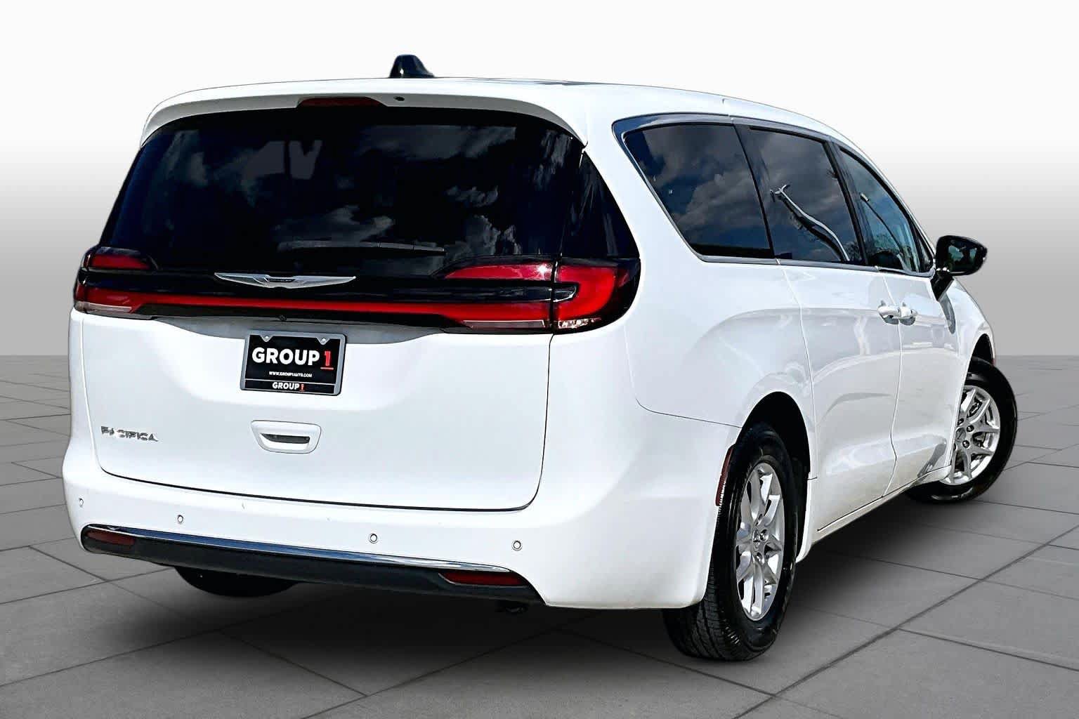 Used 2024 Chrysler Pacifica Touring-L FWD image 12