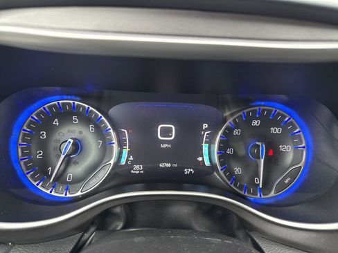 Used 2023 Chrysler Pacifica Touring-L FWD image 10