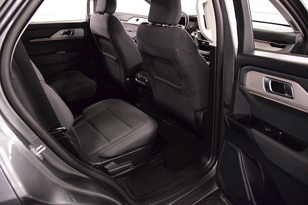 Used 2025 Ford Explorer Active AWD/4WD image 32