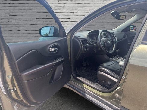 Used 2019 Jeep Cherokee Trailhawk w/ Cold Weather Group image 31