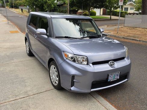 Used 2012 Scion xB FWD image 3