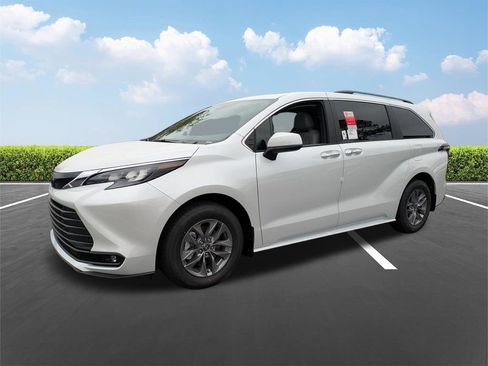 New 2026 Toyota Sienna XLE FWD image 8
