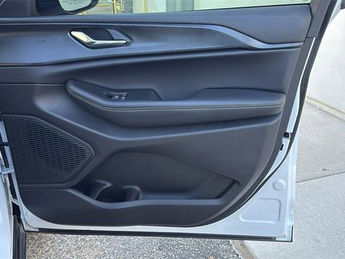 Used 2025 Jeep Grand Cherokee Altitude image 26