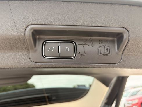 Used 2025 Ford Explorer Active AWD/4WD image 10