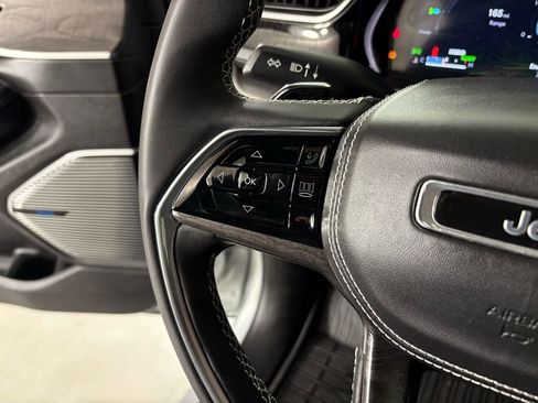 Used 2022 Jeep Grand Cherokee Overland w/ Luxury Tech Group IV image 21