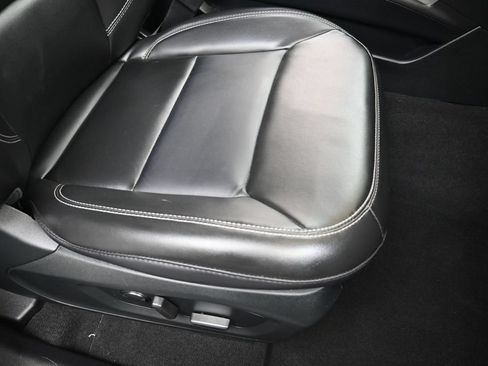 Used 2021 Ford Explorer XLT w/ Equipment Group 202A RWD image 12