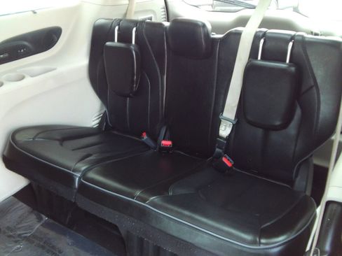 Used 2019 Chrysler Pacifica Limited w/ Tire & Wheel Group FWD image 26