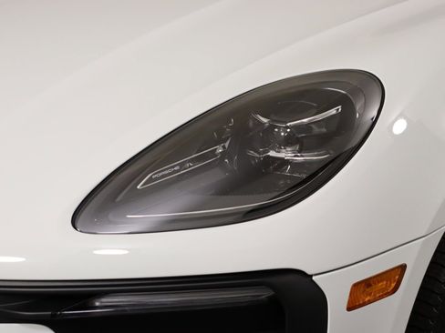 Used 2025 Porsche Macan image 10