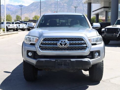 Used 2016 Toyota Tacoma TRD Off-Road w/ Towing Package AWD/4WD image 9