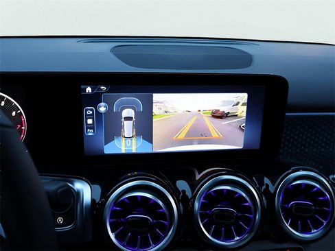 New 2025 Mercedes-Benz GLB 250 4MATIC image 24