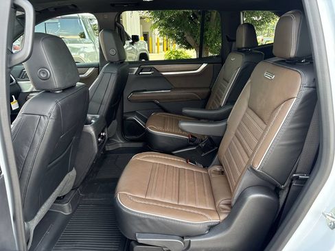 New 2026 GMC Acadia Denali Ultimate w/ LPO, Floor Liner Package AWD/4WD image 38