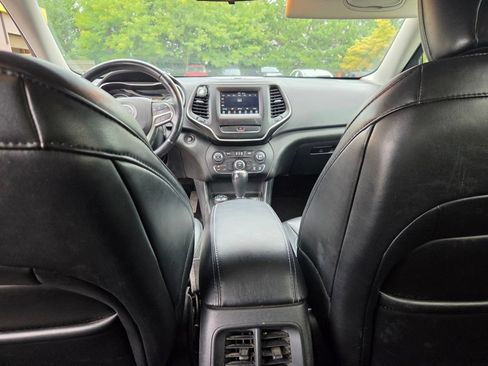 Used 2019 Jeep Cherokee Latitude Plus AWD/4WD image 20