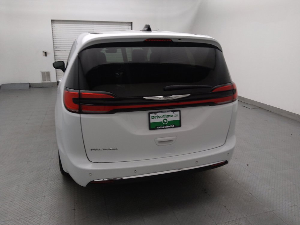 Used 2024 Chrysler Pacifica Touring-L FWD image 6