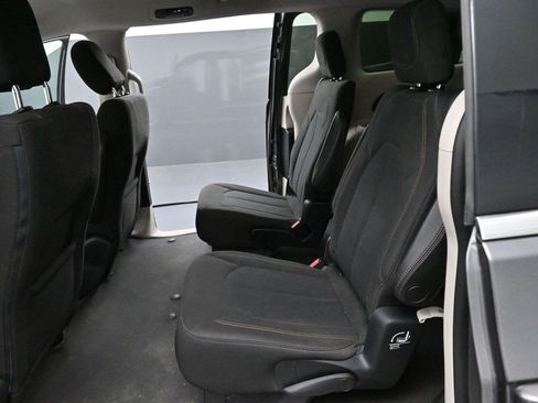 Used 2017 Chrysler Pacifica Touring FWD image 29