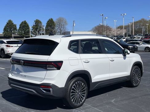 Certified 2025 Volkswagen Taos SE w/ Panoramic Sunroof Package image 7