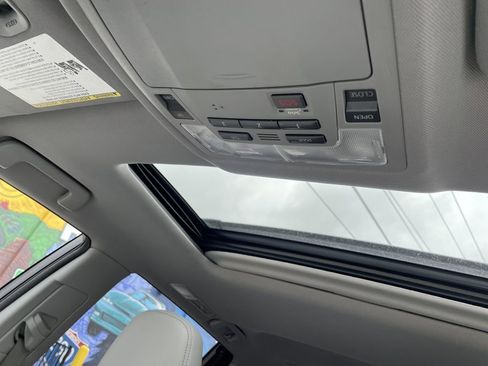 Used 2015 Toyota Highlander Limited w/ Driver Technology Package FWD image 21