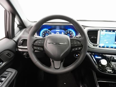 Used 2024 Chrysler Pacifica Limited w/ S Appearance Package image 22