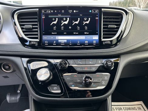 Used 2025 Chrysler Pacifica Limited image 19