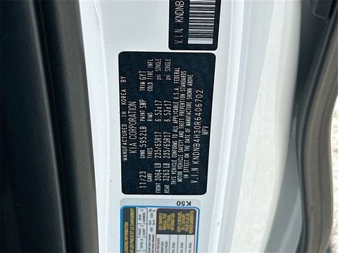 Used 2024 Kia Carnival LX image 31