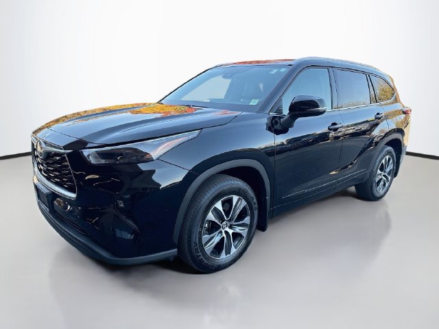 Used 2022 Toyota Highlander XLE AWD/4WD image 3