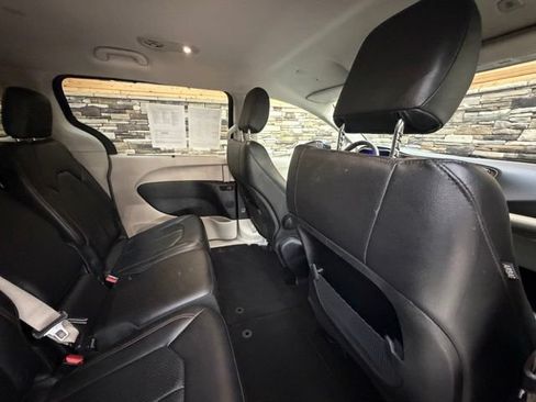 Used 2018 Chrysler Pacifica Touring-L FWD image 33