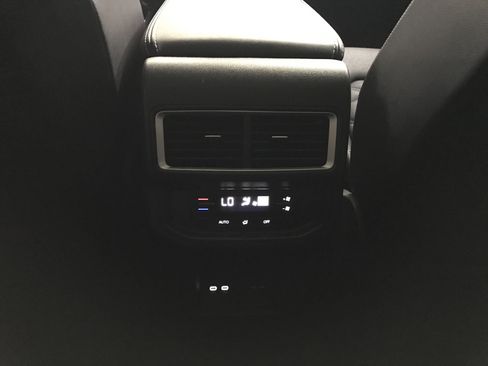 Used 2024 Volkswagen Atlas SE image 15