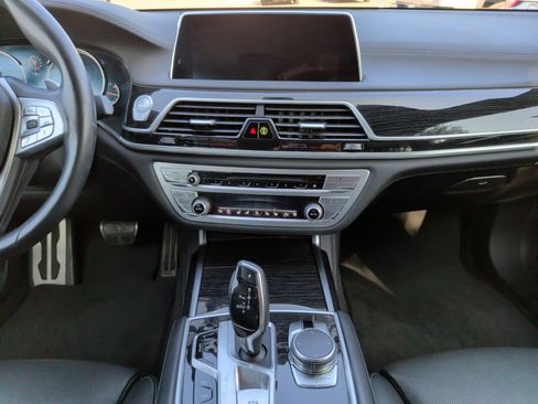 Used 2019 BMW 750i w/ M Sport Package image 32