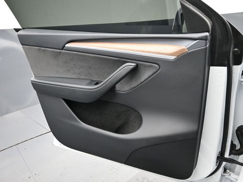 Used 2024 Tesla Model Y Long Range image 13