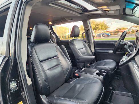 Used 2015 Toyota Sienna SE image 18