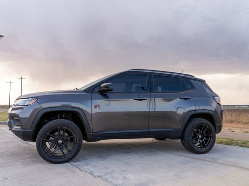 Used 2022 Jeep Compass Trailhawk w/ Trailhawk Convenience Group AWD/4WD image 2