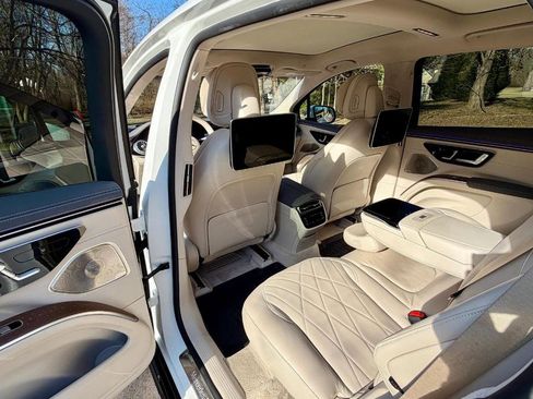 Used 2023 Mercedes-Benz EQS 580 4MATIC SUV w/ Acoustic Comfort Package image 21