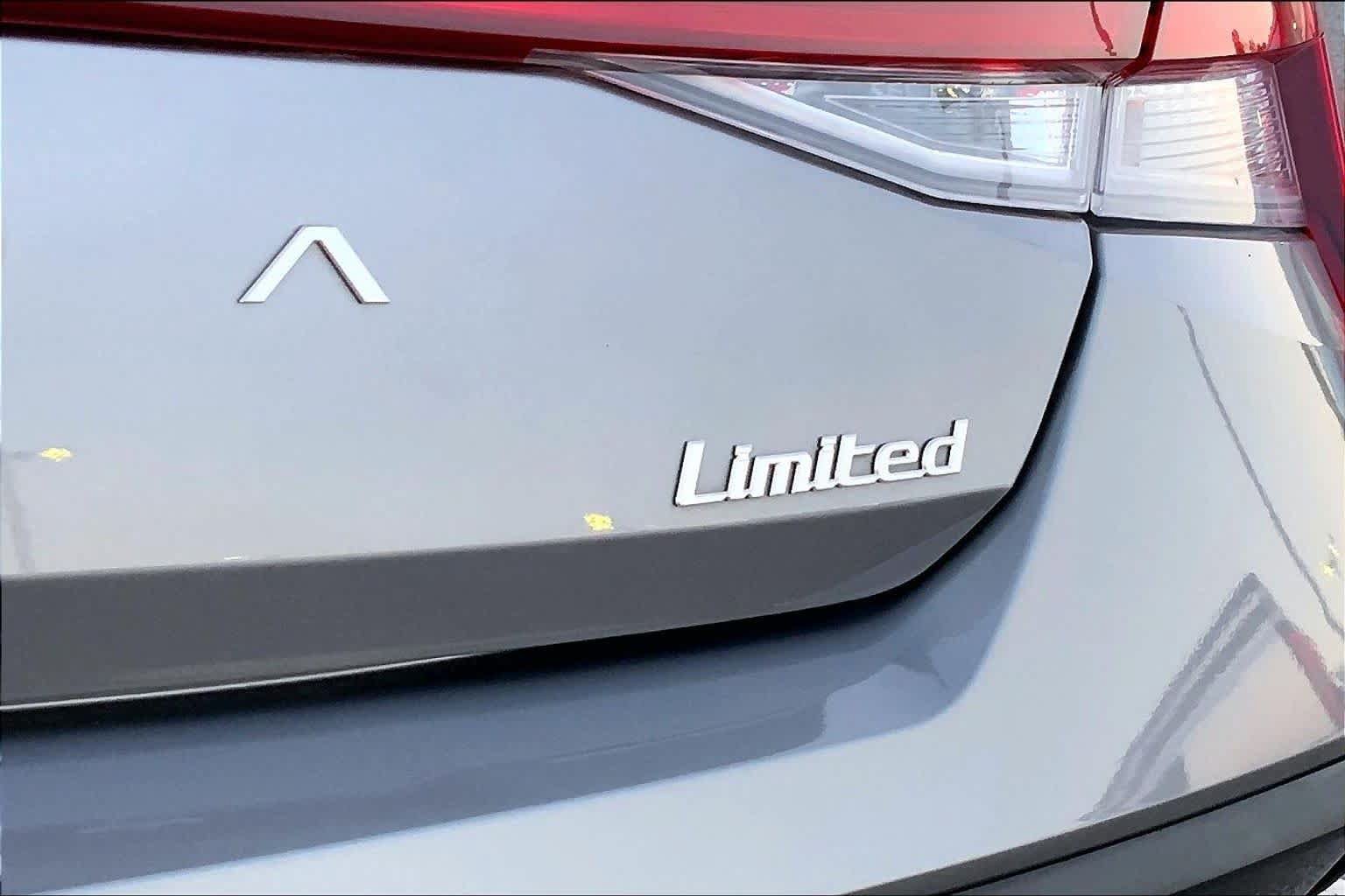Used 2024 Hyundai Elantra Limited FWD image 9