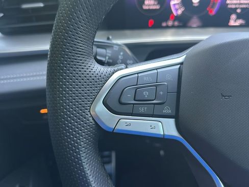 Used 2025 Volkswagen Tiguan SE R-Line image 21