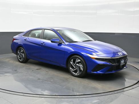 Certified 2025 Hyundai Elantra SEL image 8