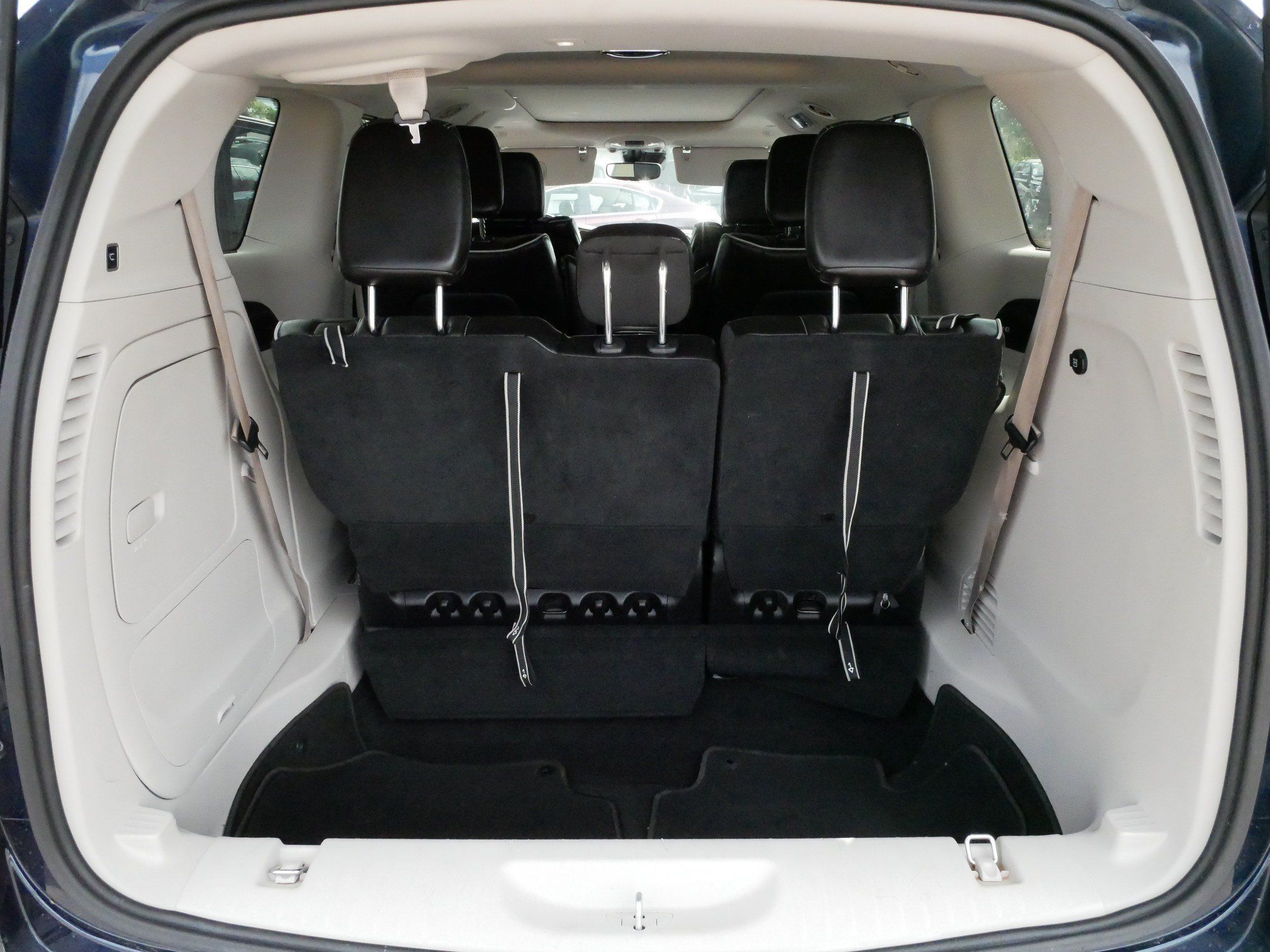 Used 2022 Chrysler Pacifica Limited w/ Uconnect Theater Family Group FWD image 18