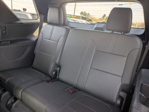 Used 2023 Chevrolet Traverse RS image 30
