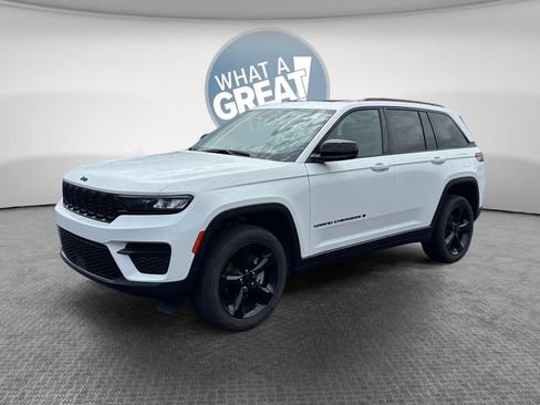 Used 2024 Jeep Grand Cherokee Altitude AWD/4WD image 8