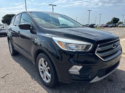 Used 2017 Ford Escape SE w/ SE Cold Weather Package FWD image 1
