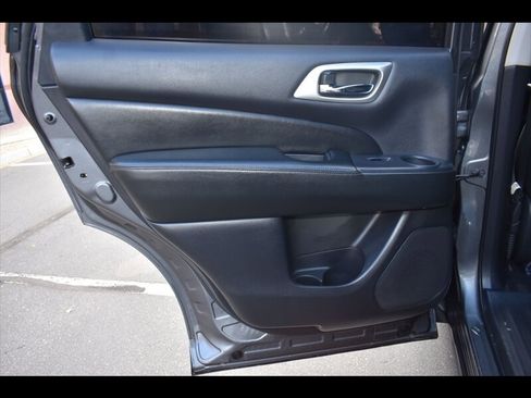 Used 2018 Nissan Pathfinder SV image 24