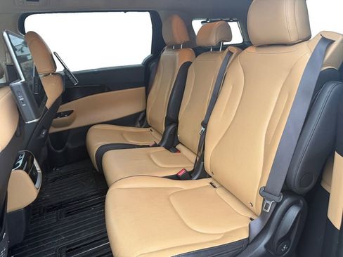 Used 2024 Kia Carnival EX FWD image 13