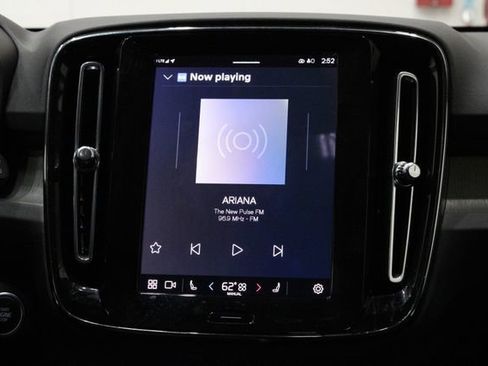 Used 2025 Volvo XC40 B5 Plus image 30