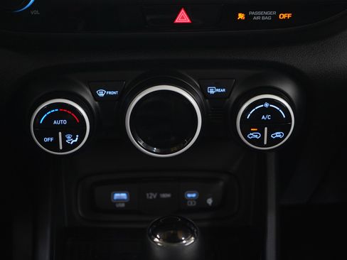 Used 2023 Hyundai Venue Limited image 17