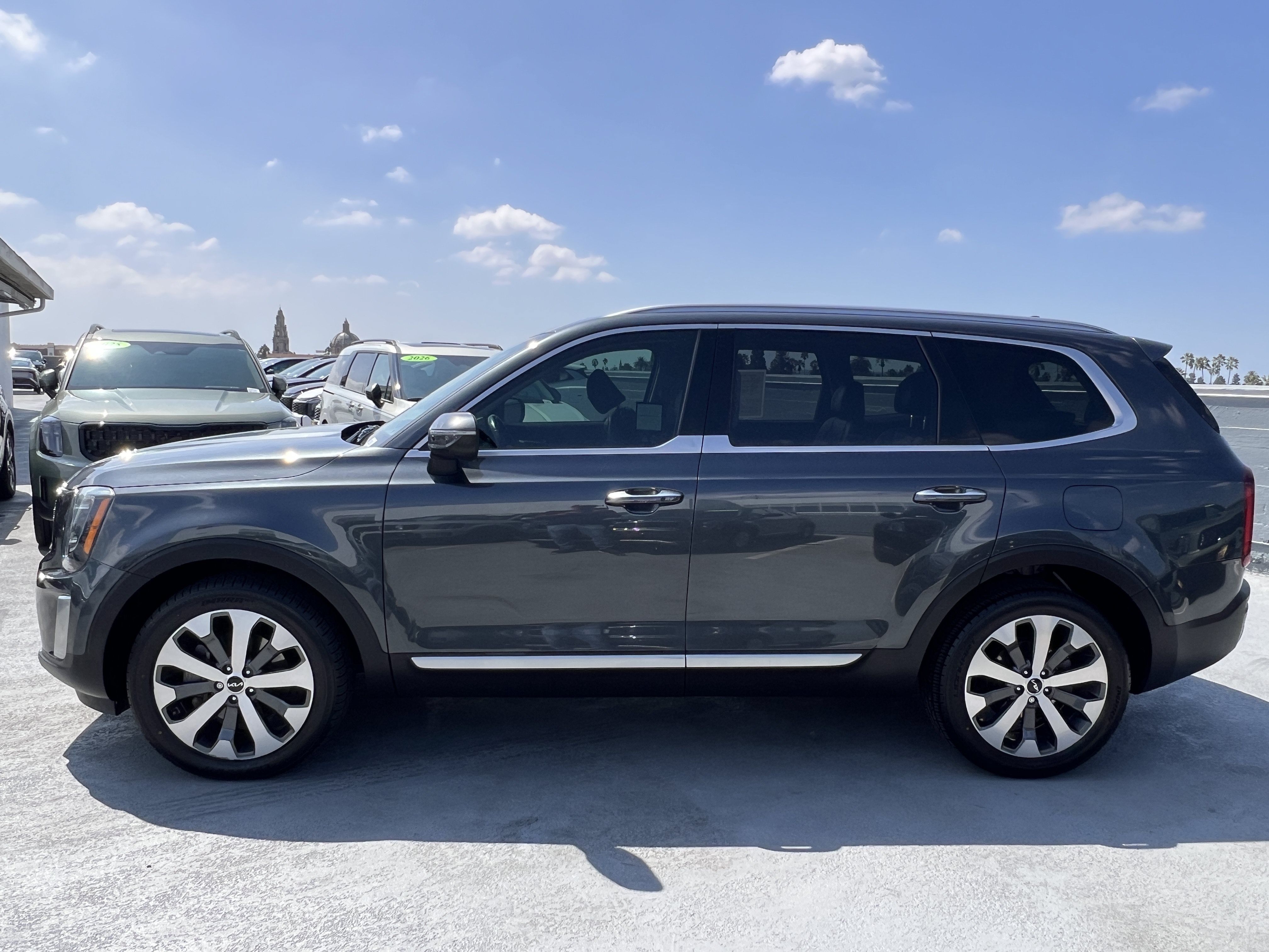 Used 2022 Kia Telluride S FWD image 3