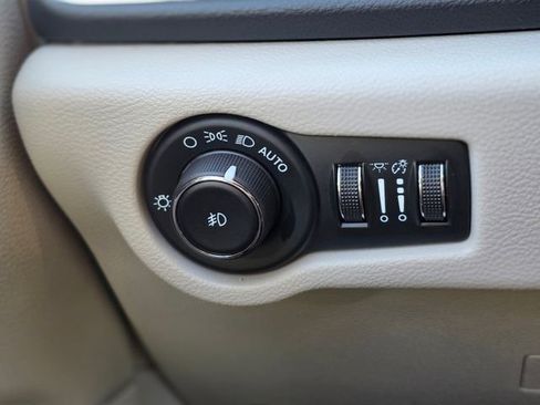 Used 2023 Chrysler Pacifica Touring-L image 40